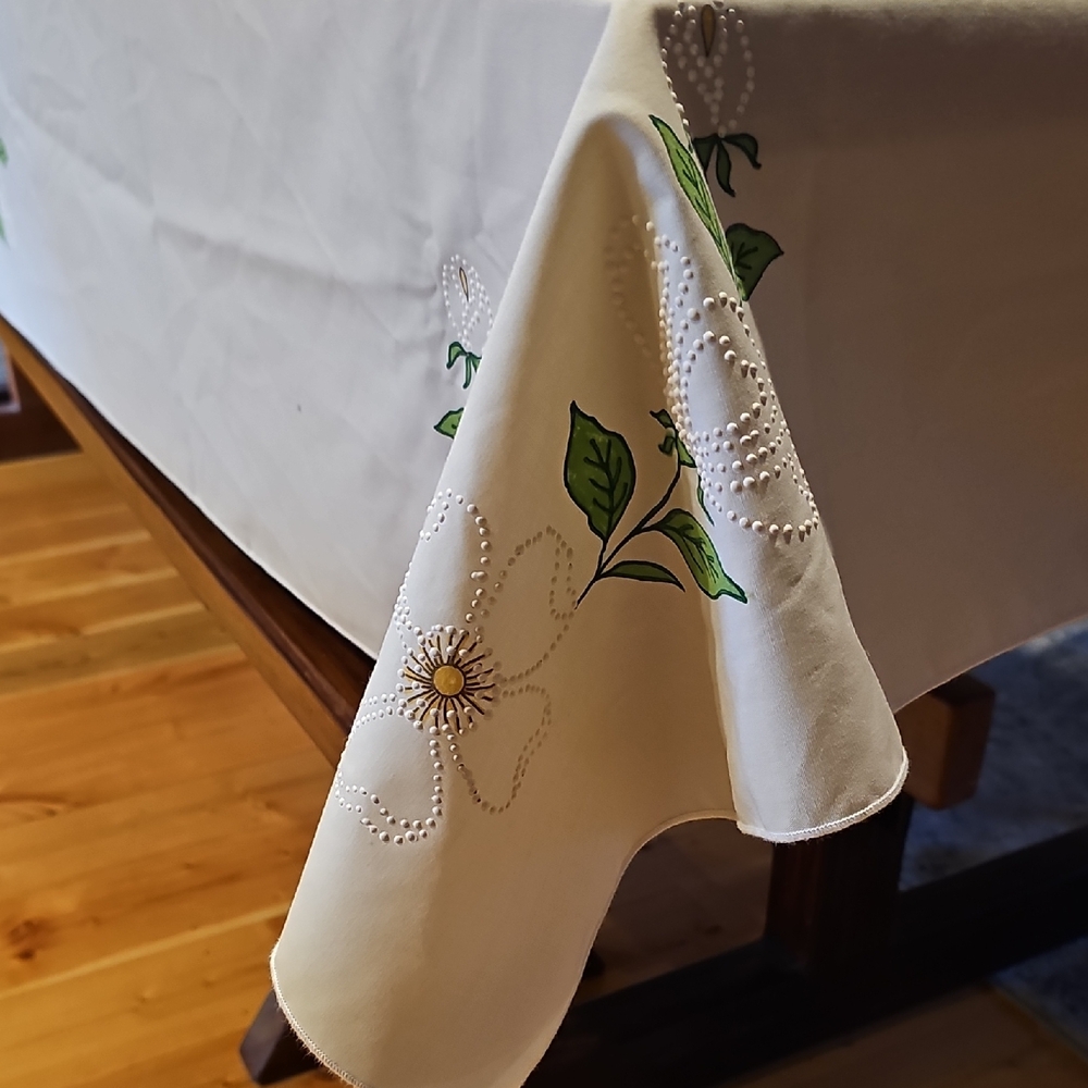 Vintage Floral Tablecloth - Beige with Green Leaf Wreath And Dot Design